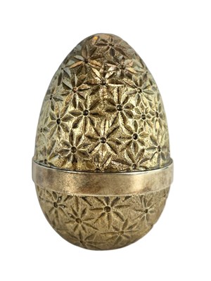 Lot 7 - STUART DEVLIN SILVER GILT 1978 SURPRISE EGG WITH FROG AND SPLASH