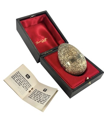 Lot 7 - STUART DEVLIN SILVER GILT 1978 SURPRISE EGG WITH FROG AND SPLASH