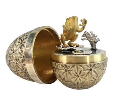 Lot 7 - STUART DEVLIN SILVER GILT 1978 SURPRISE EGG WITH FROG AND SPLASH
