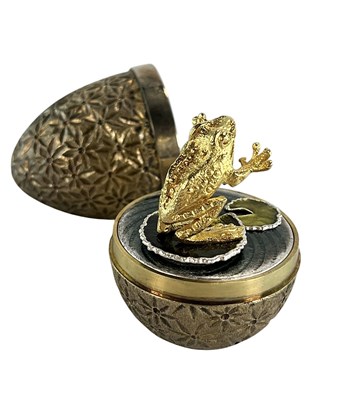 Lot 7 - STUART DEVLIN SILVER GILT 1978 SURPRISE EGG WITH FROG AND SPLASH
