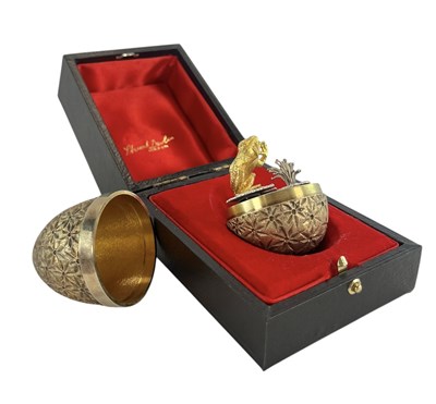 Lot 7 - STUART DEVLIN SILVER GILT 1978 SURPRISE EGG WITH FROG AND SPLASH