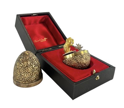 Lot 7 - STUART DEVLIN SILVER GILT 1978 SURPRISE EGG WITH FROG AND SPLASH