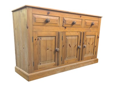 Lot 744 - VINTAGE 20TH CENTURY FARMHOUSE COUNTRY PINE SIDEBOARD