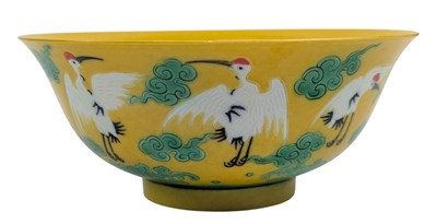 Lot 25 - CHINESE YELLOW GROUND WITH CRANES PORCELAIN BOWL 黄地绿彩白鹤盌