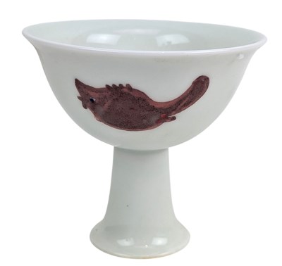 Lot 31 - CHINESE COPPER-RED ‘THREE FISH’ PORCELAIN STEM CUP 釉里鱼纹红高足杯
