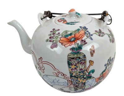 Lot 21 - CHINESE FAMILLE ROSE 'HUNDRED ANTIQUES' PORCELAIN TEAPOT WITH COVER 清/民国 粉彩博古纹茶壶