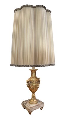 Lot 479 - GRAND TOUR INSPIRED EARLY 20TH CENTURY GILT METAL & MARBLE URN TABLE LAMP