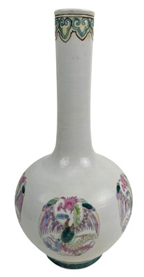 Lot 17 - CHINESE FAMILLE ROSE BOTTLE VASE WITH PHOENIX MEDALLION 清 粉彩 团风纹胆瓶