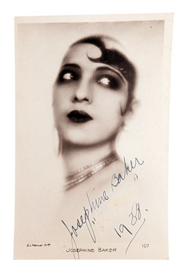 Lot 8 - ENTERTAINERS - JOSEPHINE BAKER (D.1975) - SCARCE SIGNED POSTCARD