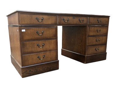 Lot 733 - MODERN OAK TWIN-PEDESTAL OFFICE WRITING TABLE DESK