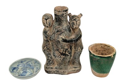 Lot 109 - THREE CHINESE PIECES INCLUDING A QING DYNASTY SWATOW BLUE & WHITE DISH