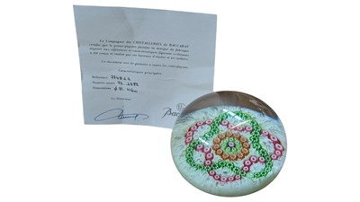 Lot 119 - BACCARAT, FRANCE - LATE 20TH CENTURY GLASS PAPERWEIGHT