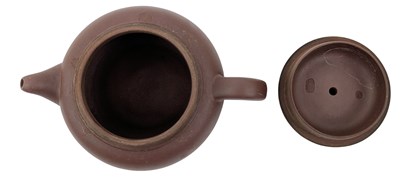 Lot 50 - ATT. GU JINGZHOU CHINESE ZISHA CLAY TEAPOT 顾景舟款 宜兴紫砂茶壺