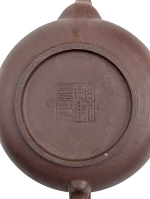 Lot 50 - ATT. GU JINGZHOU CHINESE ZISHA CLAY TEAPOT 顾景舟款 宜兴紫砂茶壺