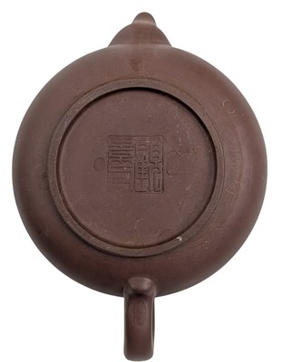 Lot 50 - ATT. GU JINGZHOU CHINESE ZISHA CLAY TEAPOT 顾景舟款 宜兴紫砂茶壺