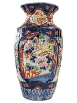 Lot 162 - EARLY 20TH CENTURY JAPANESE IMARI WARE CERAMIC VASE