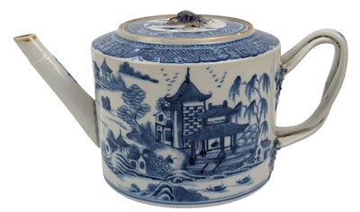 Lot 43 - 18TH CENTURY CHINESE EXPORT BLUE & WHITE TEAPOT 十八世纪外销青花茶壶