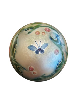 Lot 141 - LUNDBERG STUDIOS - 1980 STUDIO ART GLASS PAPERWEIGHT