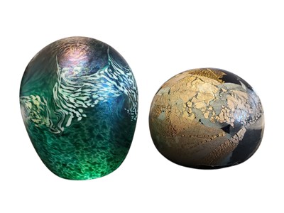 Lot 144 - TWO LATE 20TH CENTURY STUDIO ART GLASS PAPERWEIGHTS