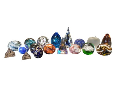 Lot 147 - COLLECTION OF LATE 20TH CENTURY VINTAGE STUDIO GLASS PAPERWEIGHTS