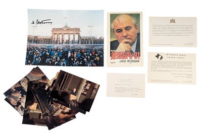 Lot 31 - WORLD POLITICS - MIKHAIL GORBACHEV (D.2022) - SIGNED BOOK & PHOTOGRAPH