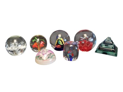 Lot 176 - COLLECTION OF LATE 20TH / EARLY 21ST CENTURY GLASS PAPERWEIGHTS