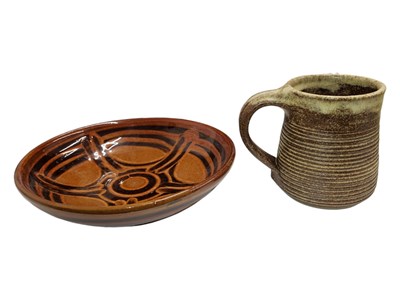Lot 184 - PETER DICK & JILL FRANCES FOR WINCHCOMBE POTTERY PLATE & CH BATH MUG - STUDIO 20TH CENTURY STONEWARE