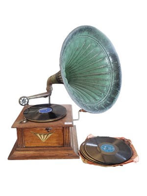 Lot 37 - 20TH CENTURY VINTAGE WIND-UP GRAMOPHONE