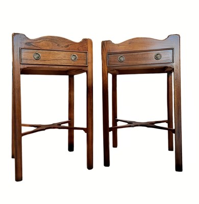 Lot 352 - PAIR GEORGE III STYLE MAHOGANY BEDSIDE / SIDE TABLES NIGHT STANDS