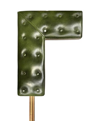 Lot 262 - EARLY 20TH CENTURY BRASS & LEATHER FIRE CLUB FENDER