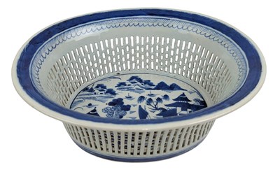 Lot 52 - 19TH CENTURY CHINESE EXPORT BLUE & WHITE RETICULATED CHESTNUT BASKET 清 青花外销栗子篮