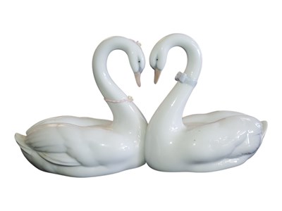 Lot 182 - LLADRO - 1999 ENDLESS LOVE SWANS PORCELAIN FIGURE