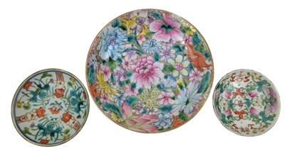 Lot 76 - TWO SMALL 19TH & 20TH CENTURY FAMILLE ROSE SAUCERS 清 /民国 粉彩碟子/盘子一组