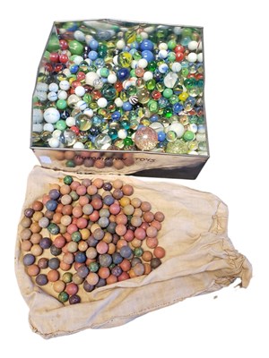 Lot 302 - COLLECTION OF 19TH & 20TH CENTURY GLASS & CLAY MARBLES