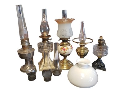 Lot 237 - COLLECTION OF LATE 19TH / EARLY 20TH CENTURY OIL LAMPS