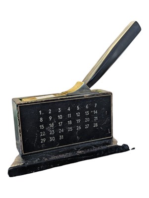 Lot 251 - VINTAGE MID CENTURY CHINESE DESK MAGNIFYING GLASS