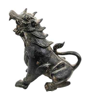 Lot 220 - A BURMESE / CHINESE CAST BRONZE LION / GUARDIAN DOG / FOO DOG