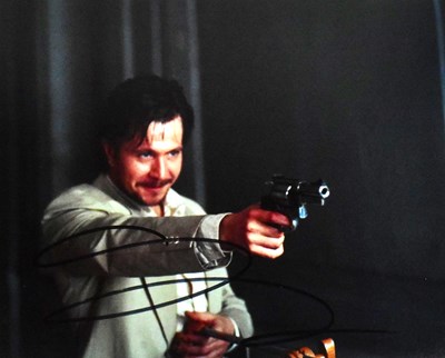 Lot 40 - GARY OLDMAN - LEON (1994) - SIGNED 8X10" PHOTO - AFTAL