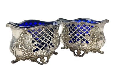 Lot 86 - PAIR OF EDWARD VII HALLMARKED SILVER & BLUE GLASS LINED TABLE SALT CELLARS