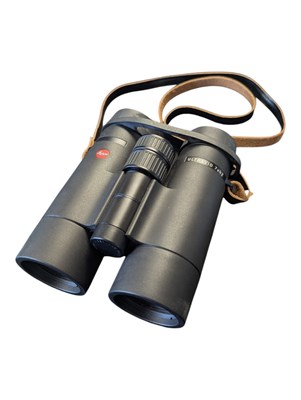 Lot 329 - LEICA - PAIR OF CONTEMPORARY ULTRAVID 7X42 BINOCULARS