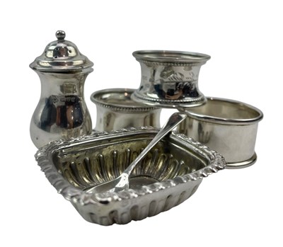 Lot 67 - EDWARD VII HALLMARKED SILVER PEPPERETTE & THREE HALLMARKED SILVER NAPKIN RINGS