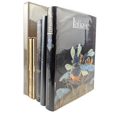Lot 190 - SELECTION OF ART BOOKS TO INCLUDE TITLES ON GLASS, JEWELLERY, CHINA AND LAQUERED BOXES ETC