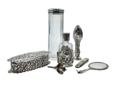 Lot 85 - EDWARD VII HALLMARKED SILVER LIDDED SNUFF BOX & SILVER & GLASS SCENT BOTTLE & MORE