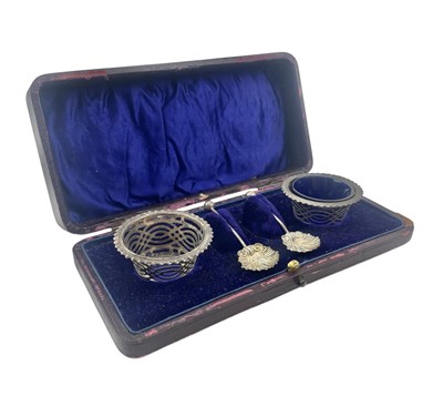 Lot 93 - CASED PAIR OF EDWARD VII HALLMARKED SILVER & GLASS LINED SALT CELLARS