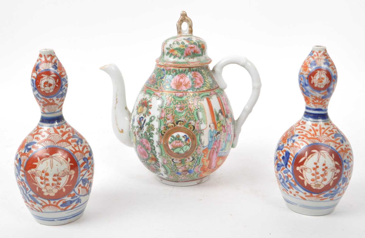 Lot 29 - COLLECTION OF THREE EARLY 20TH CENTURY ASIAN CHINA PIECES