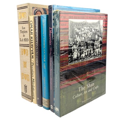 Lot 171 - A VARIED SELECTION OF LARGE HARDBACK BOOKS ON ART TO INCLUDE AMERICAN FOLK ART, DHURRIES ETC