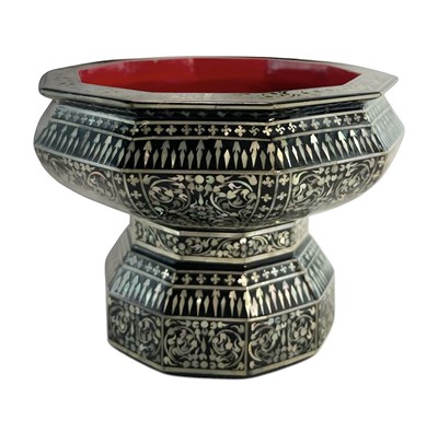 Lot 141 - THAI EARLY 20TH CENTURY MOTHER OF PEARL & LACQUERED OFFERING PEDESTAL BOWL