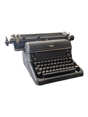 Lot 343 - ROYAL - VINTAGE MID CENUTRY TYPEWRITER
