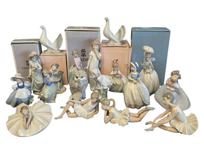 Lot 130 - NAO - LLADRO - LARGE COLLECTION OF PORCELAIN FIGURES