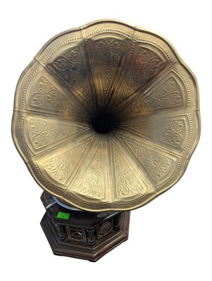 Lot 31 - A 20TH CENTURY REPRODUCTION HMV HORN GRAMOPHONE W/ 10" SHELLAC RECORDS